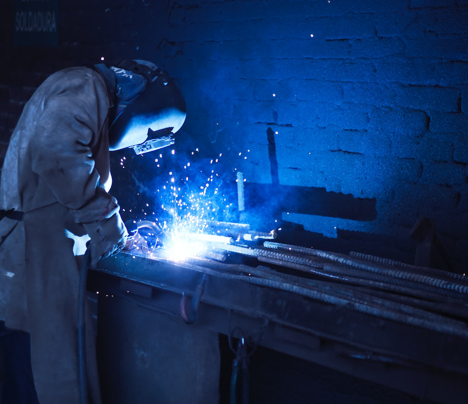 Doutor feliz segurando prancheta com pacientes